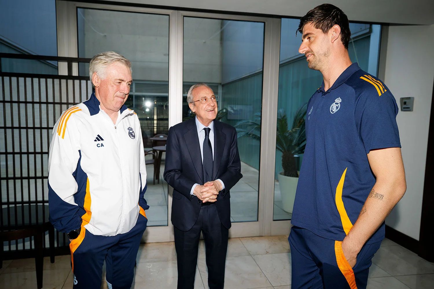 _2_SALUDO_PRESIDENTE_A_JUGADORES_AV12496.app