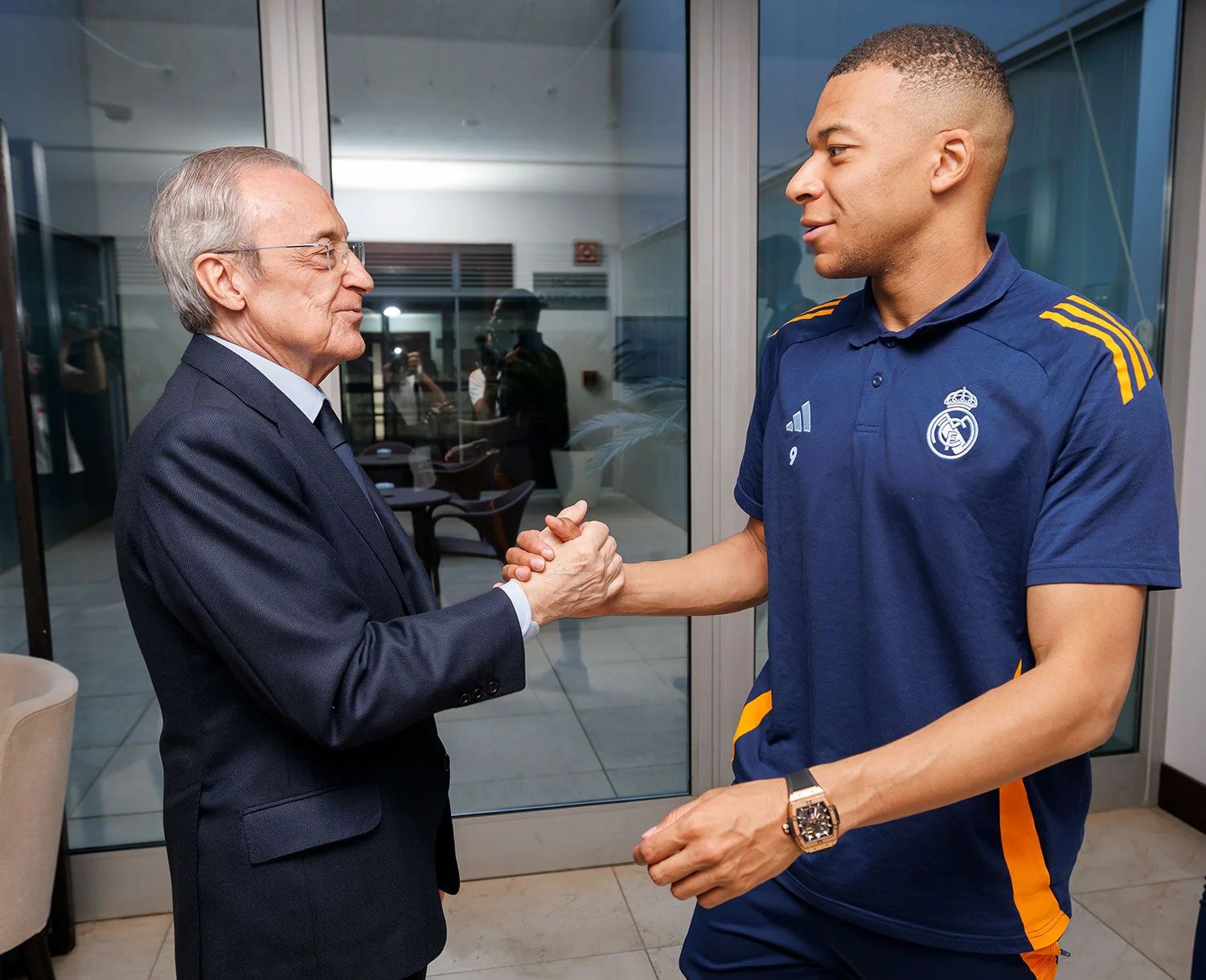 _4_SALUDO_PRESIDENTE_A_JUGADORES_AV12620.app