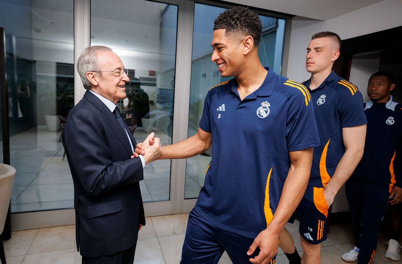 _5_SALUDO_PRESIDENTE_A_JUGADORES_AV12599.app