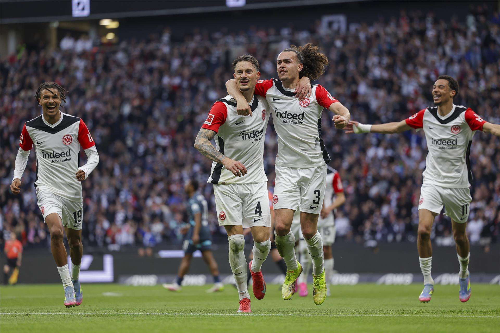 فرحة لاعبي آينتراخت فرانكفورت