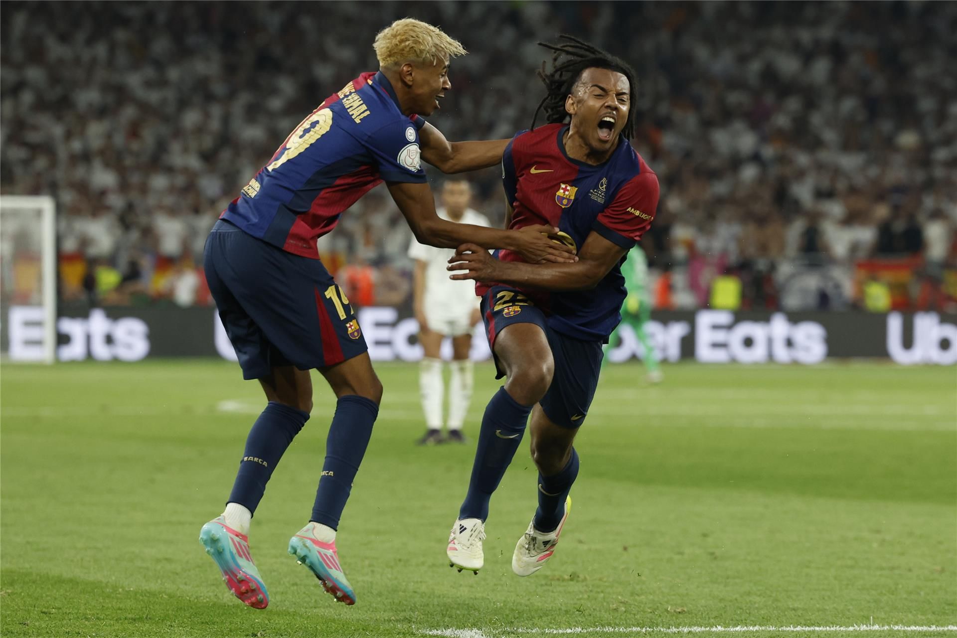 كوندي يحتفل مع يامال