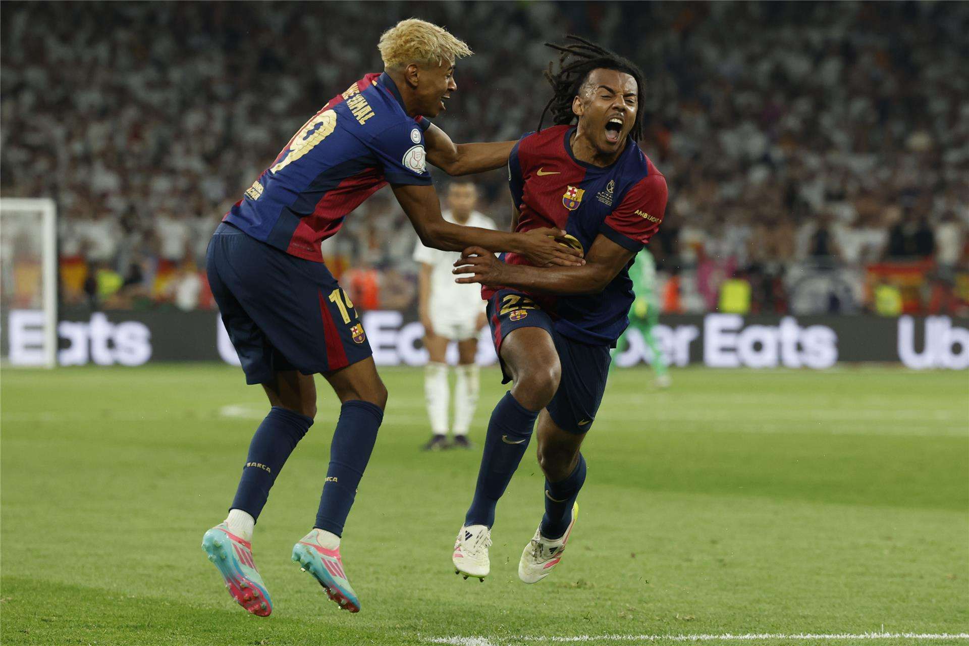 كوندي يحتفل مع يامال