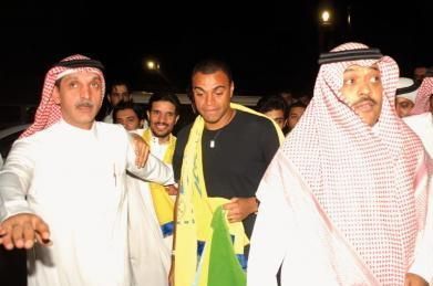 دينلسون لحظة وصوله(وسط) ويظهر على اليمين رئيس النصر فيصل بن عبدالرحمن