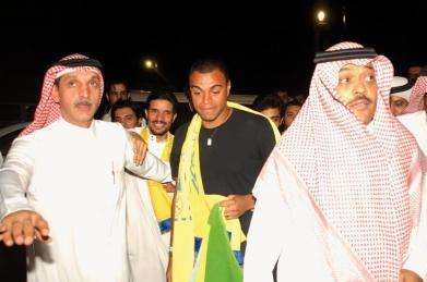 دينلسون لحظة وصوله(وسط) ويظهر على اليمين رئيس النصر فيصل بن عبدالرحمن