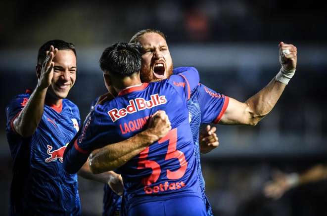 فرحة لاعبي براجانتينو بعد الفوز على سانتوس