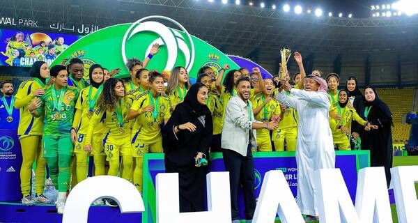 عبدالعزيز العلوني مع لقب الدوري الممتاز للسيدات