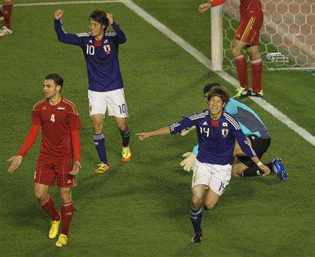 المهاجم يوكي اوتسو ( 14 ) يحتفل بعد إحرازه الهدف الثاني