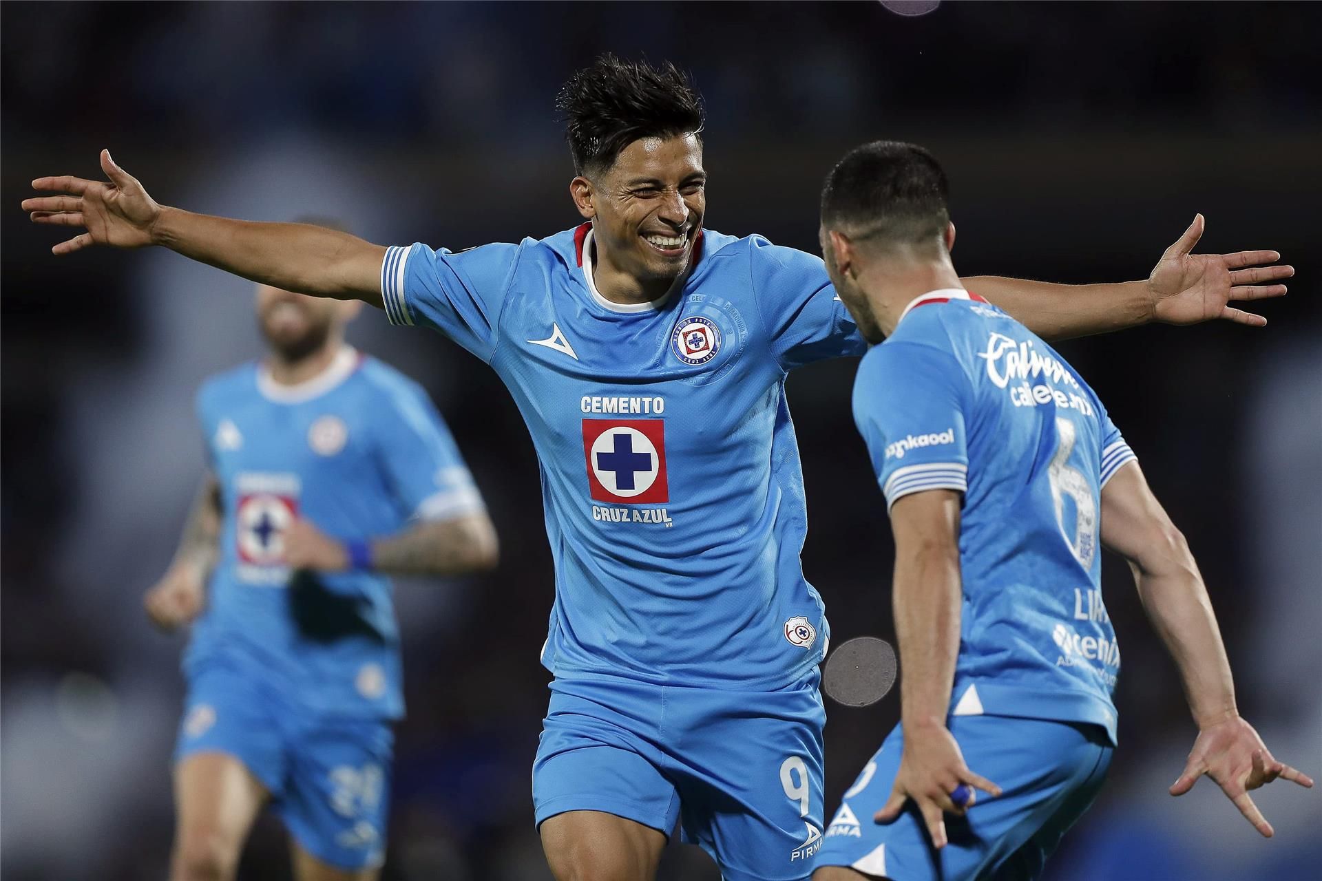 لاعبو كروز أزول