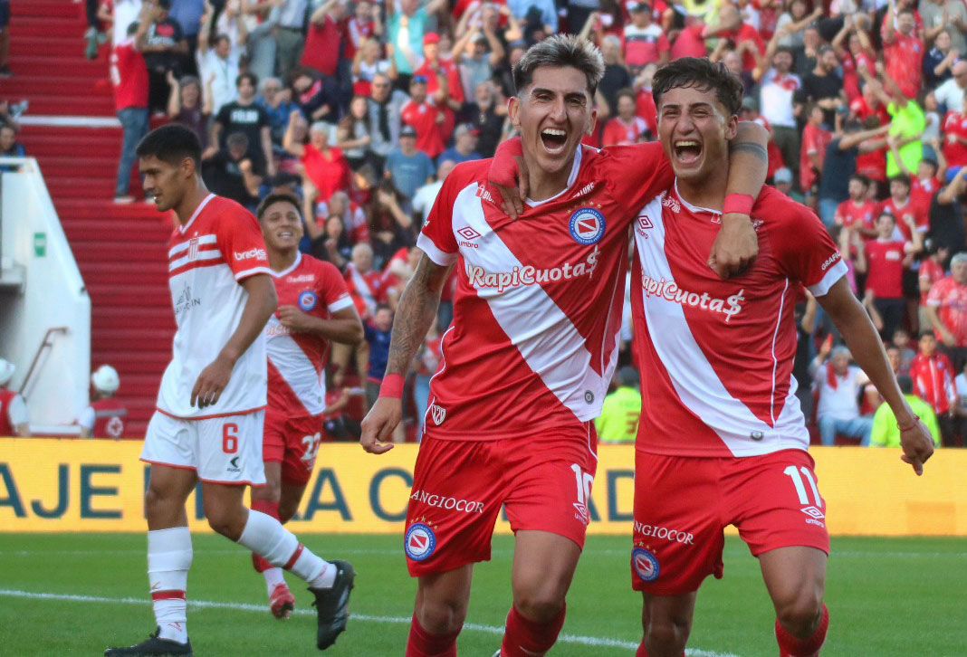 فرحة لاعبي أرجنتينوس