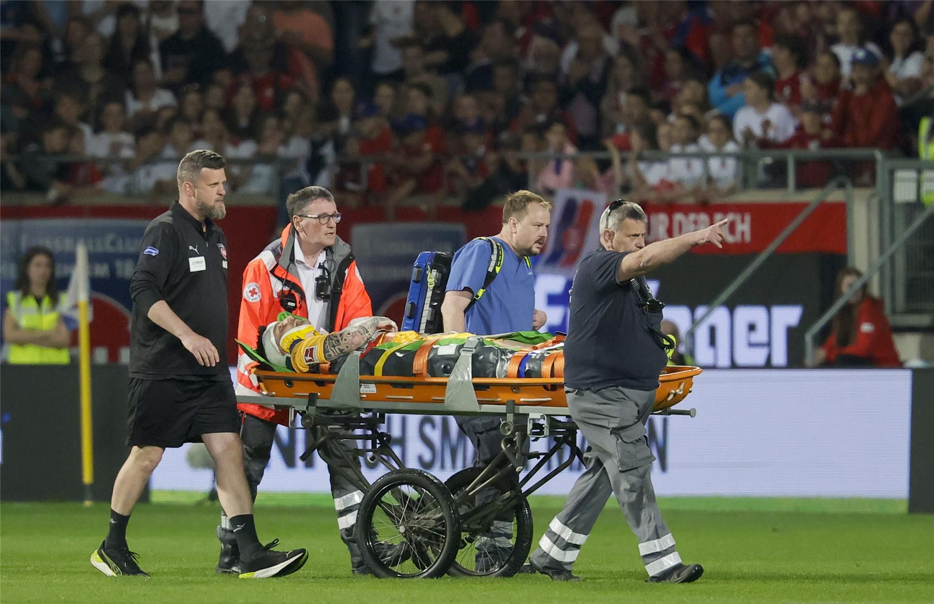 لحظة خروج كيفن مولر مصابًا أمام بوخوم