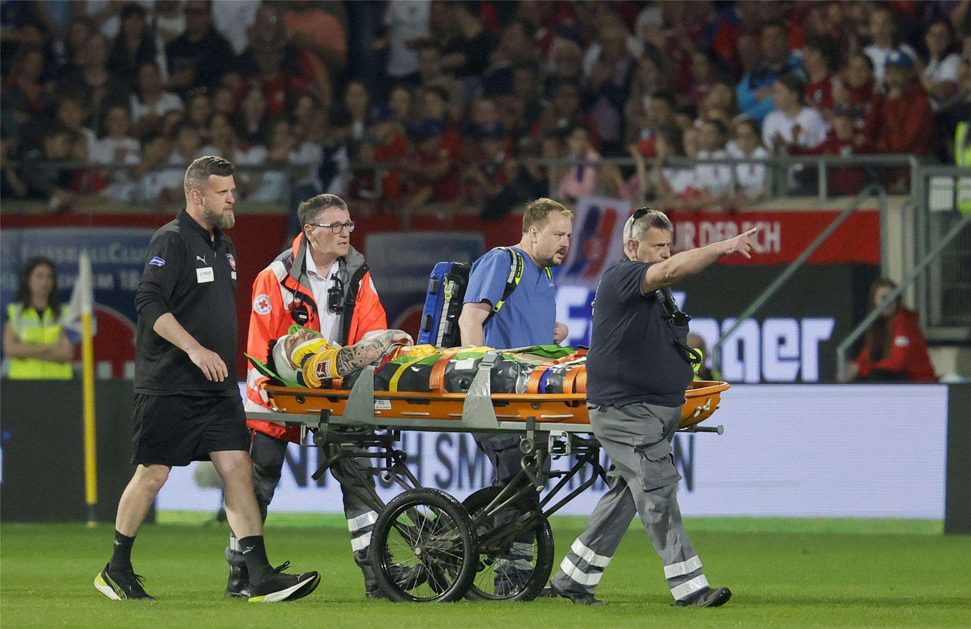 لحظة خروج كيفن مولر مصابًا أمام بوخوم