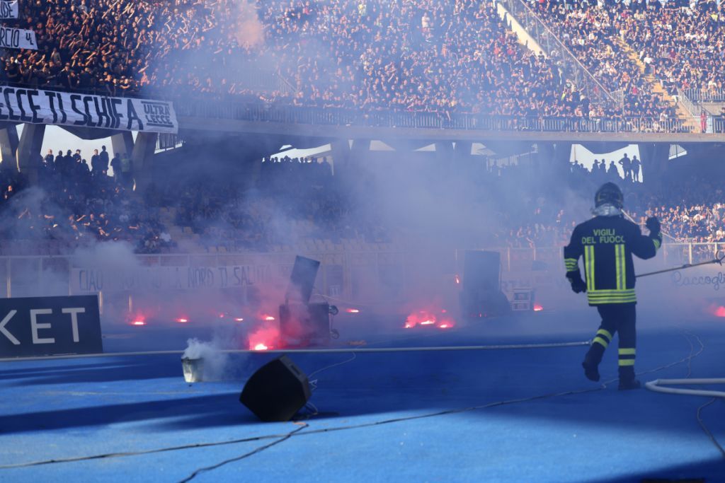 Lecce-fans-angry-Napoli