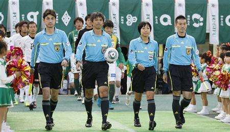 الحكمة فوساكو كاجياما ( الثاني من اليمين ) بجانب زملائها الحكام