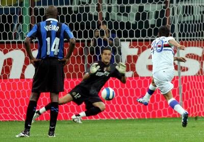 مهاجم سامبدوريا فلاكي يسجل في مرمى حارس الانتر ايسبيندولا من ركلة جزاء