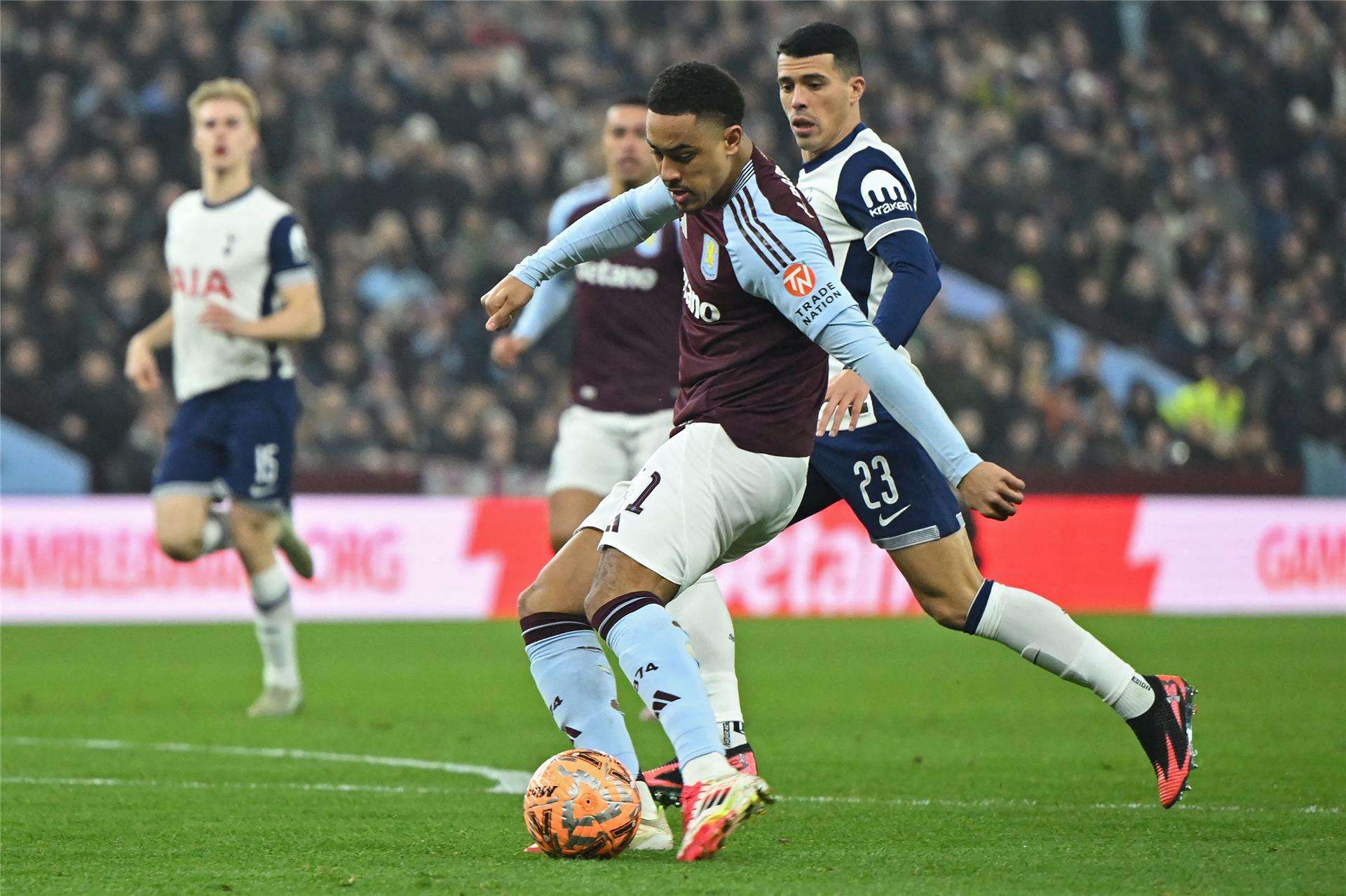 توتنهام وأستون فيلا - مباراة سابقة