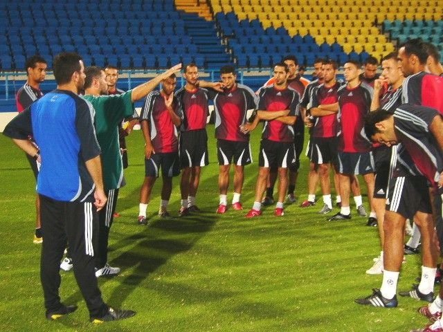 نزار محروس يعطي التعليمات الاخيرة للاعبين شباب الاردن