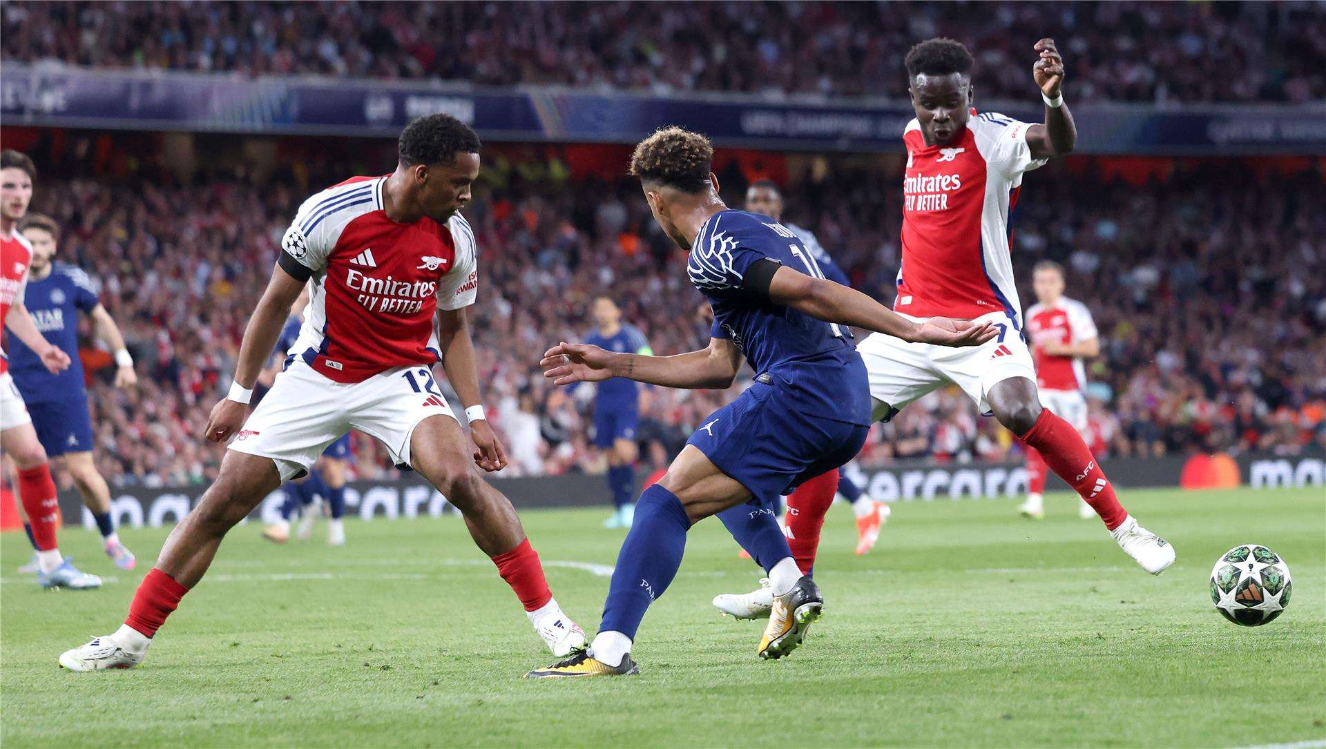 جانب من لقاء الذهاب بين سان جيرمان وآرسنال