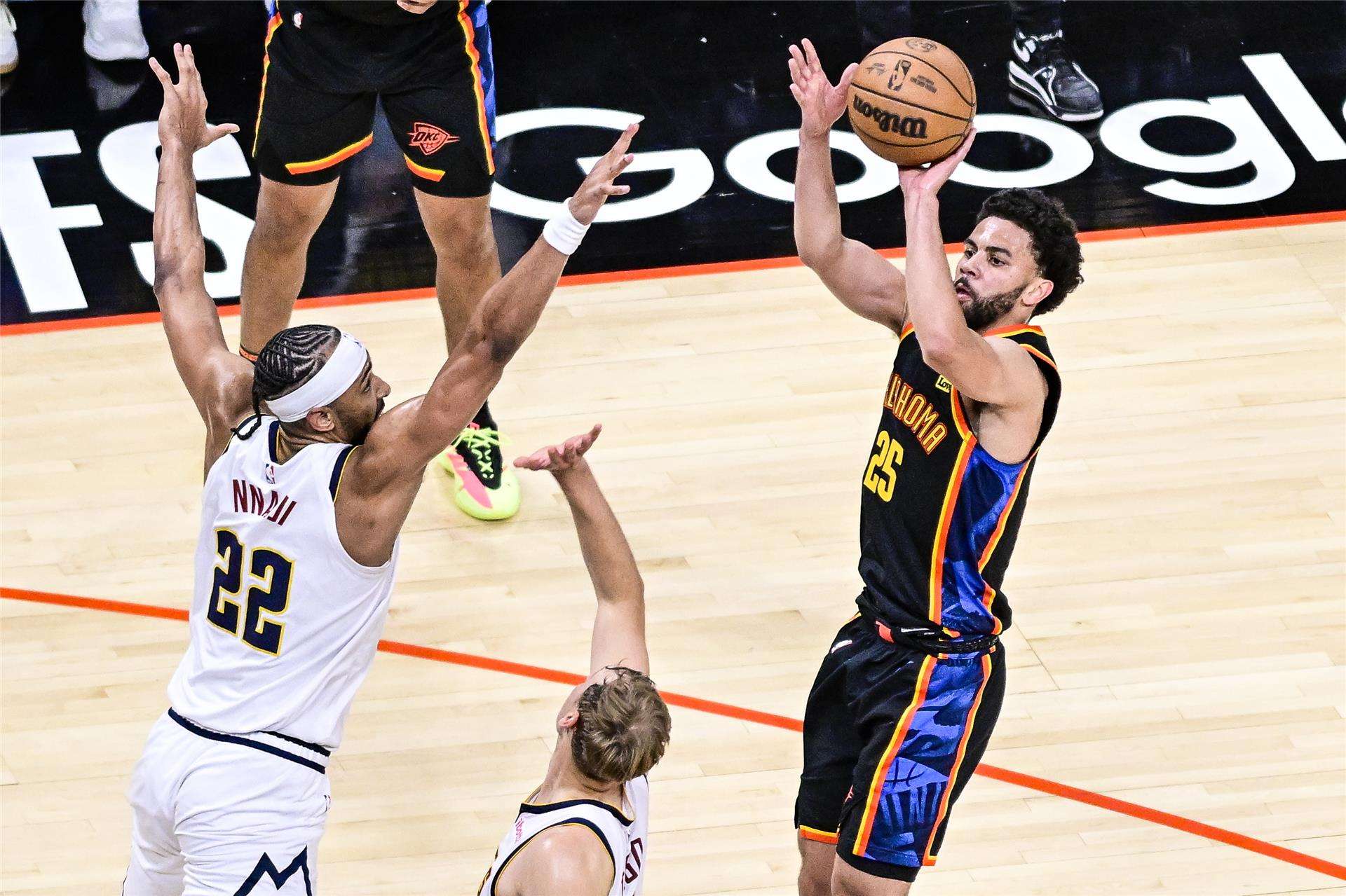 من مباراة أوكلاهوما سيتي ثاندر ودنفر ناجيتس