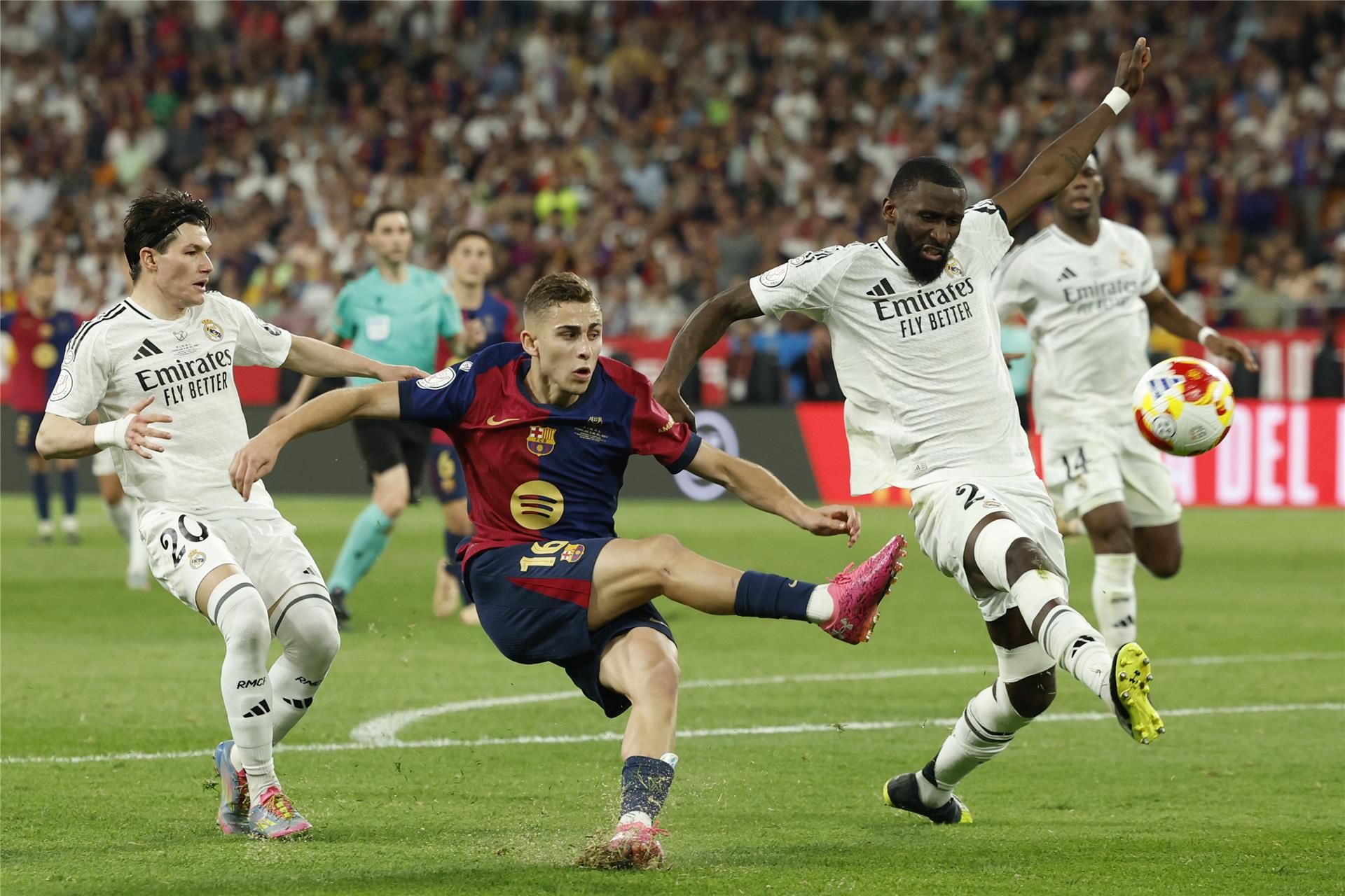 كلاسيكو سابق بين الفريقين