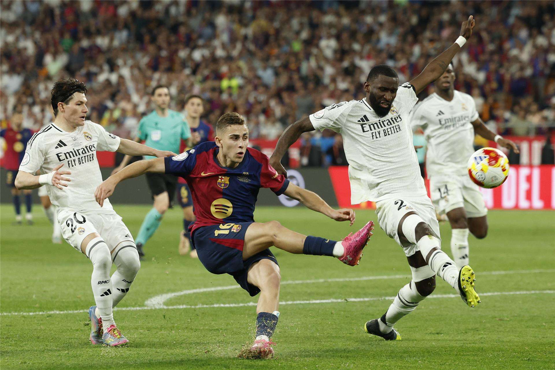 كلاسيكو سابق بين الفريقين