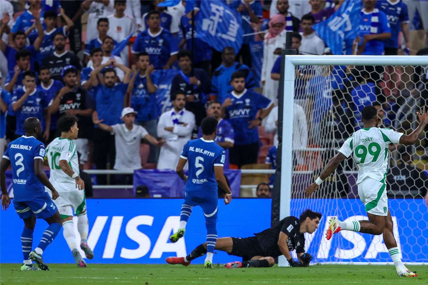 مواجهة سابقة بين الهلال وأهلي جدة
