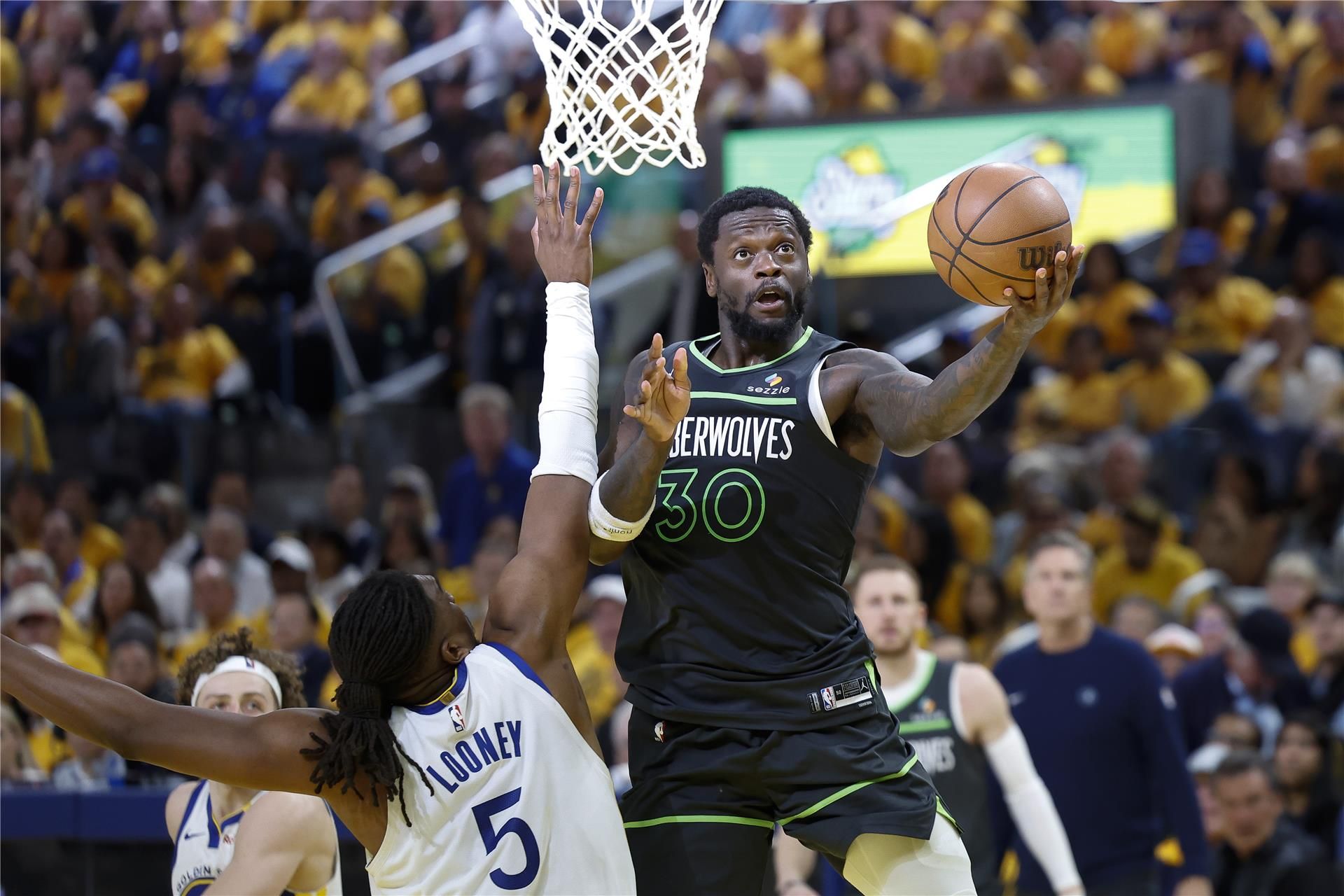 من مباراة تيمبرولفز وواريورز