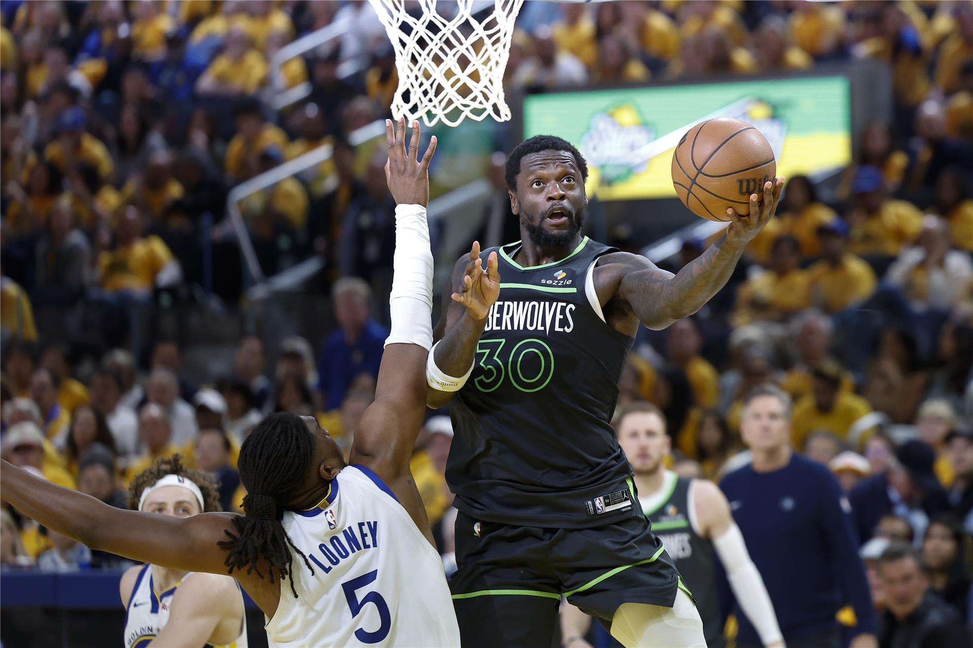 من مباراة تيمبرولفز وواريورز