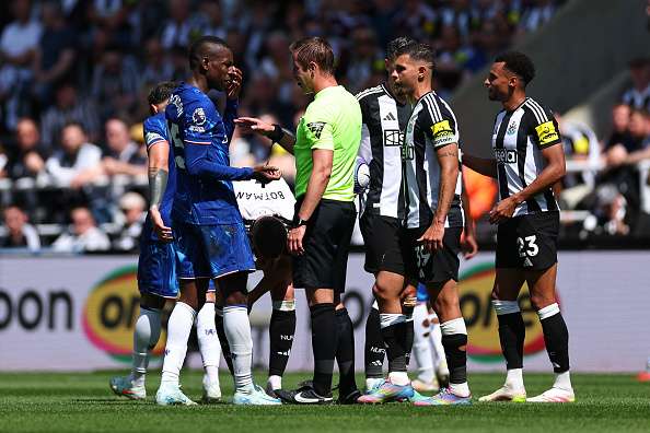 حكم المباراة يتحدث إلى جاكسون