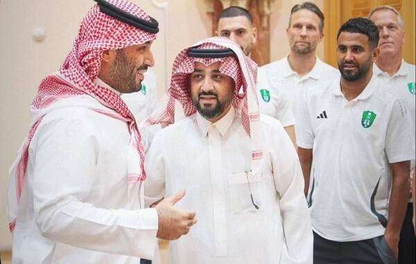 الأمير محمد بن سلمان خلال استقبال لاعبي الأهلي