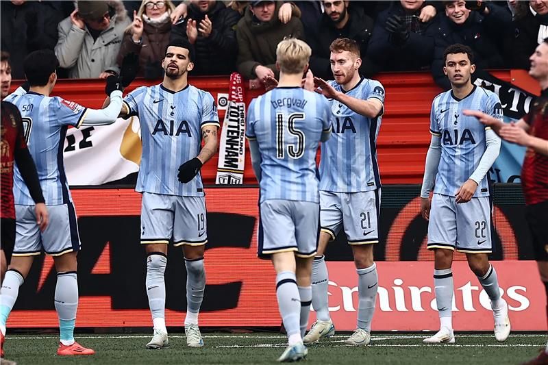 لاعبو توتنهام