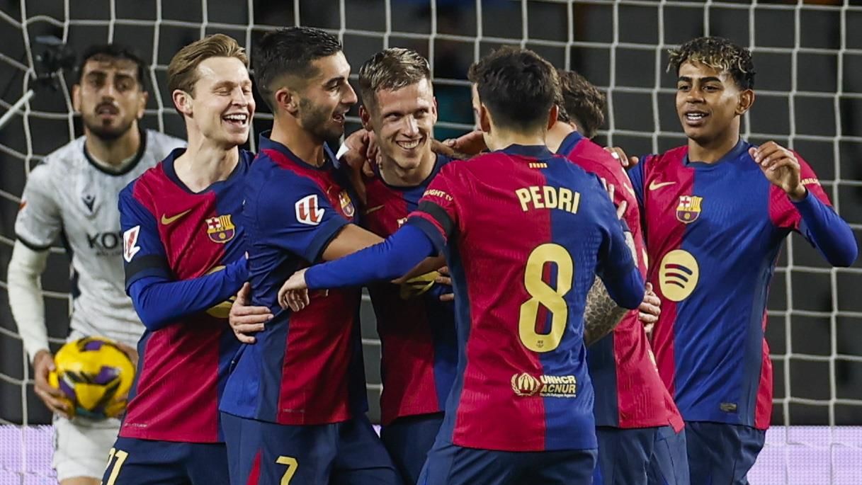 فيران توريس مع لاعبي برشلونة