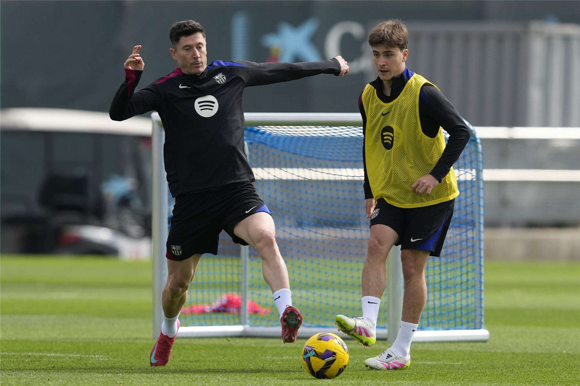 بابلو توري مع ليفاندوفسكي في تدريبات برشلونة