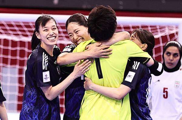 فرحة لاعبات المنتخب الياباني