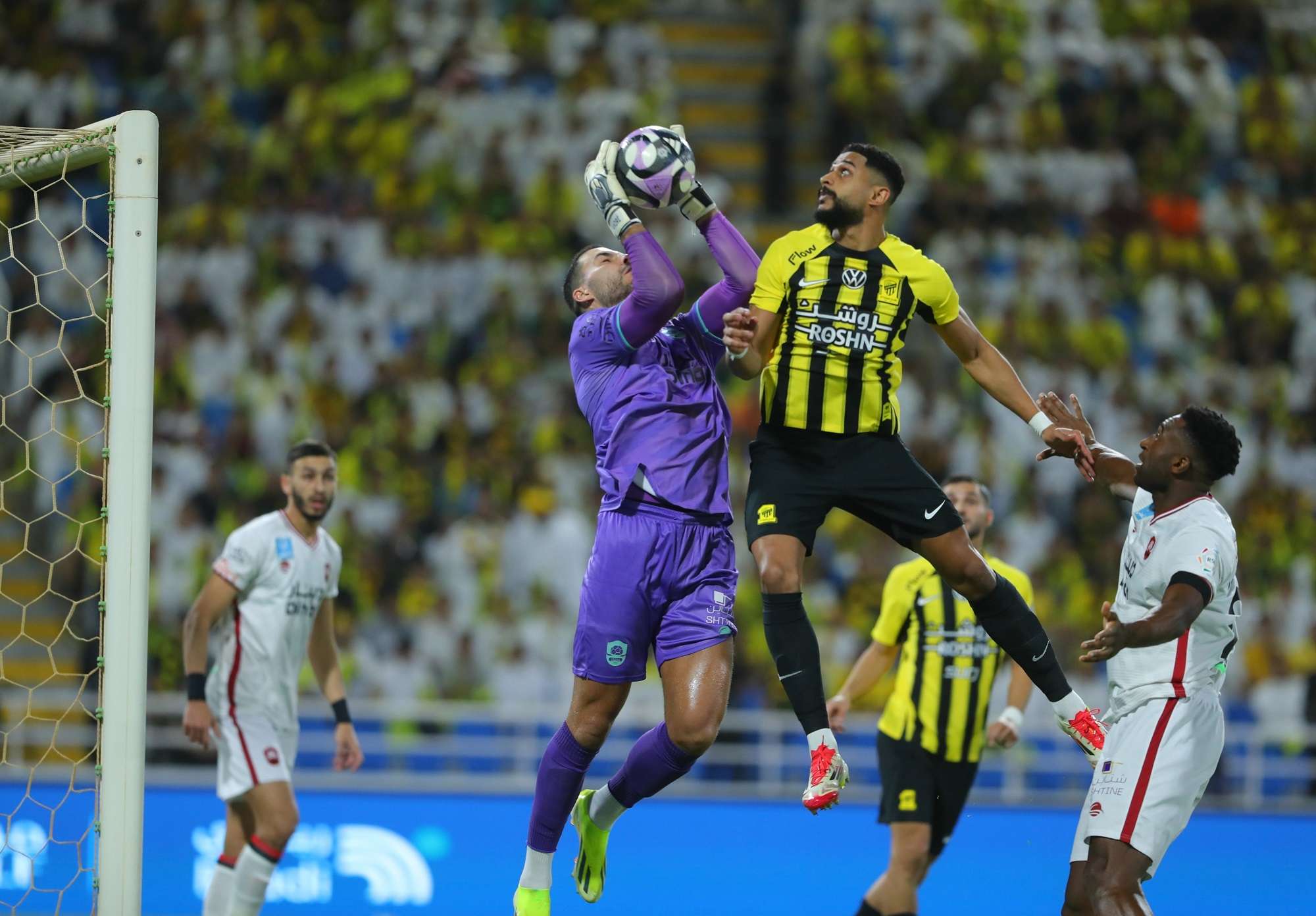 من مباراة الاتحاد والرائد