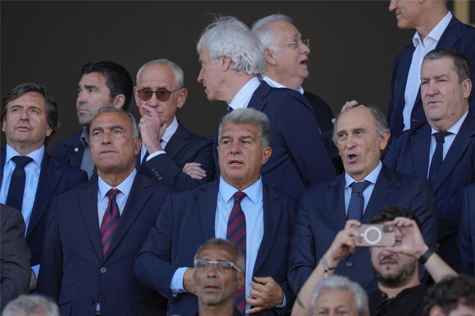 لابورتا يتابع المباراة