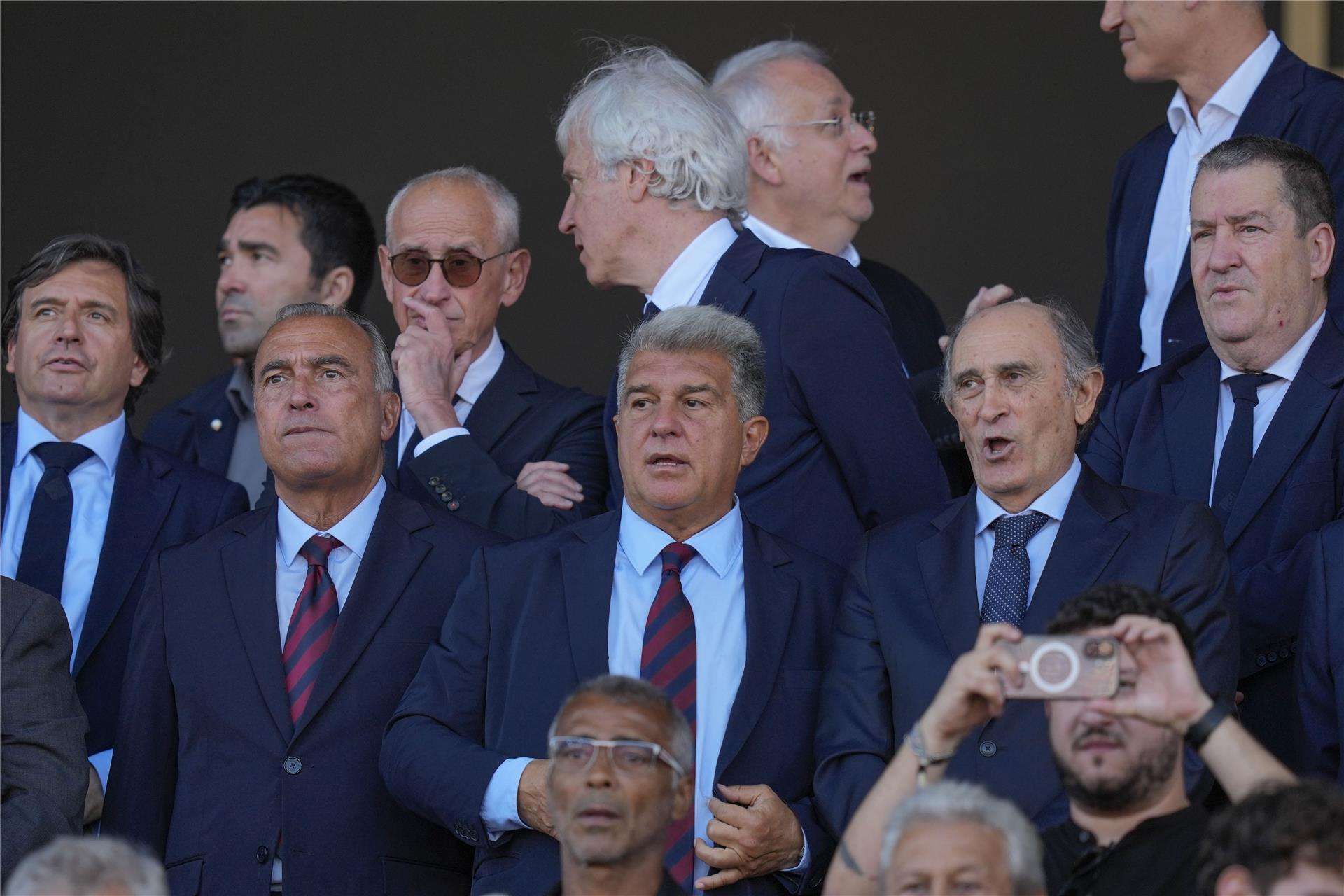 لابورتا يتابع المباراة