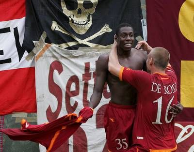 لاعب روما ستيفانو تشوكا (الخلف) يحتفل بتسجيله هدفا على سيينا مع زميله دي روسي