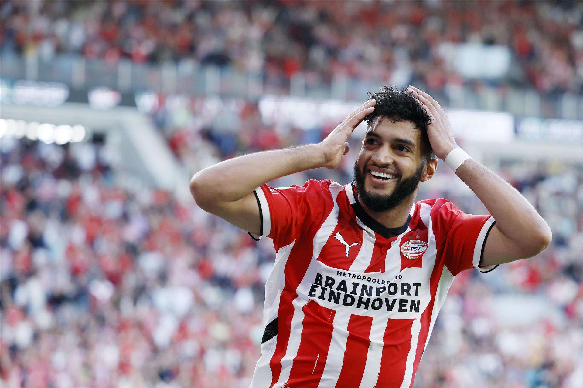 إسماعيل صابيري لاعب آيندهوفن