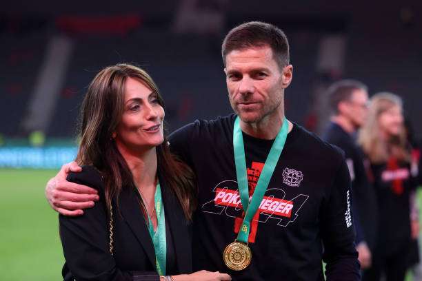 تشابي ألونسو وزوجته