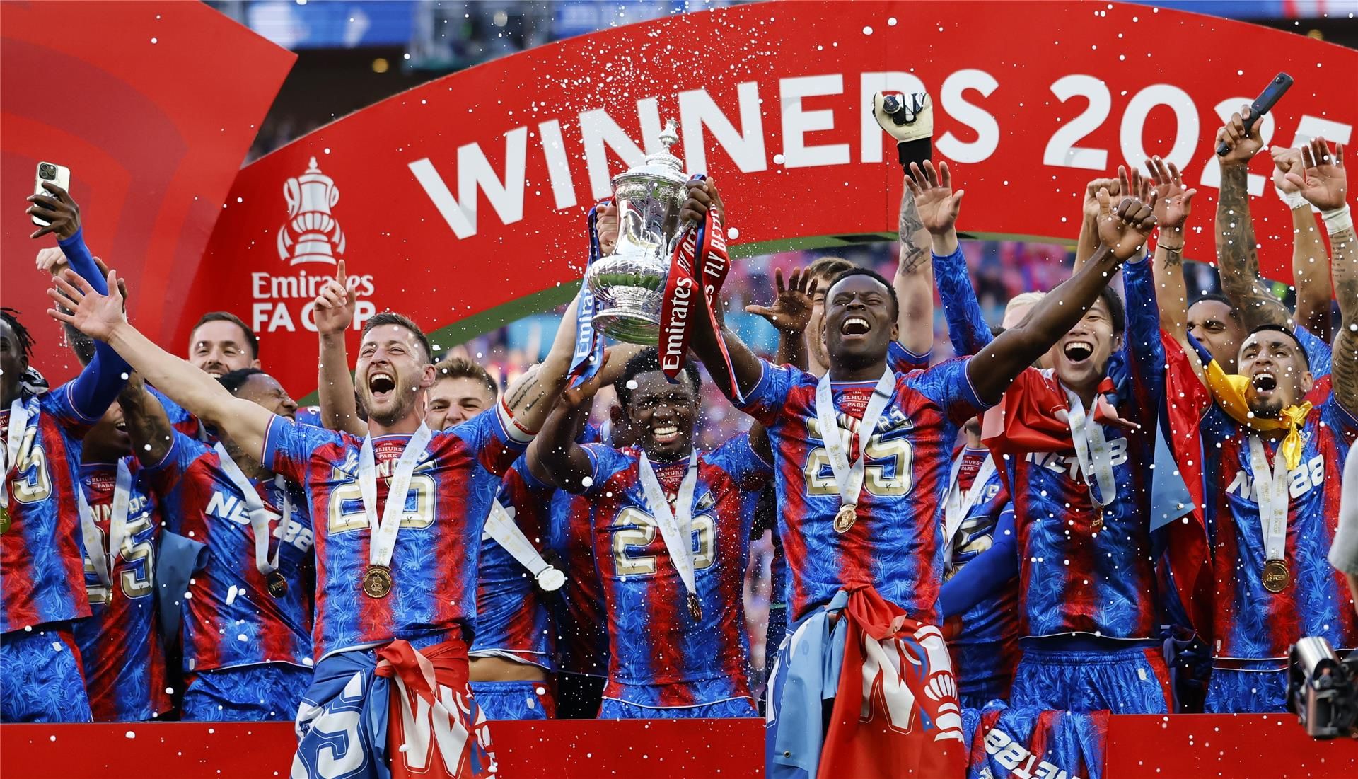 من تتويج كريستال بالاس