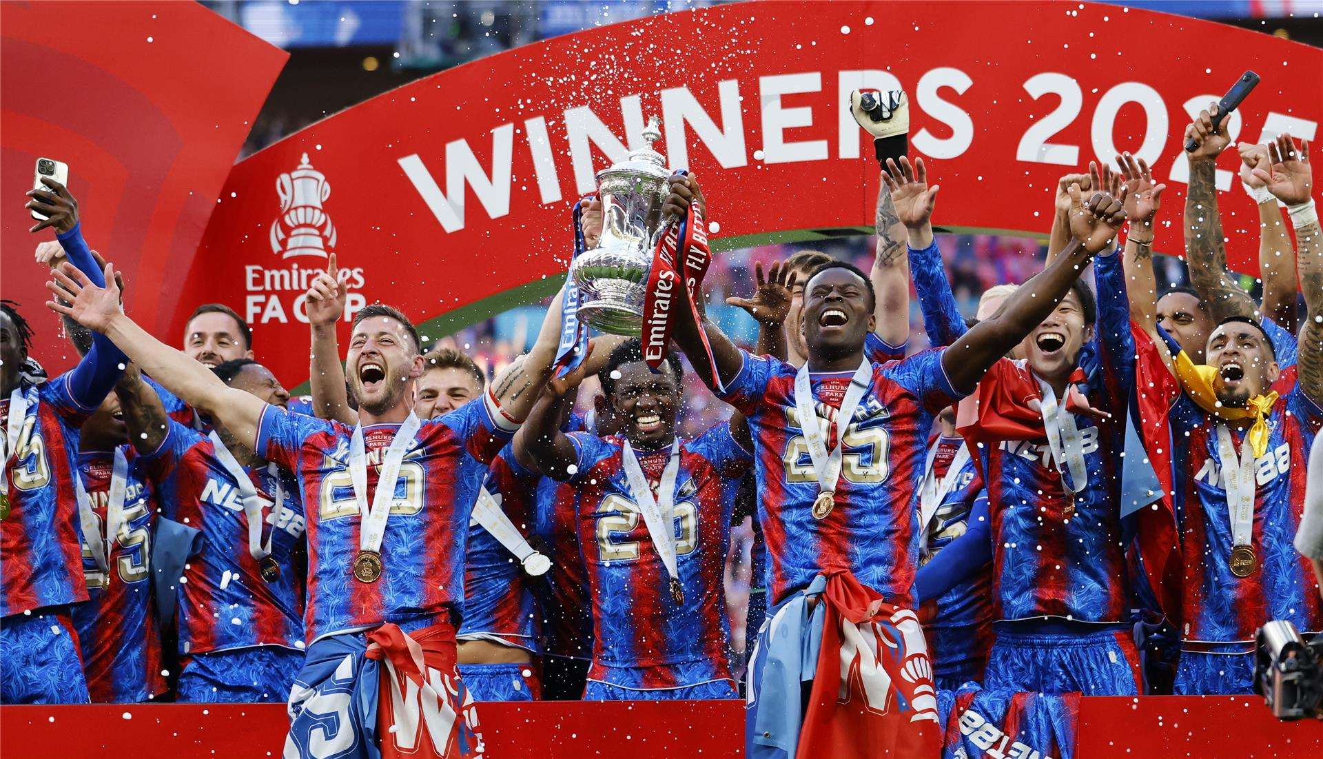 من تتويج كريستال بالاس