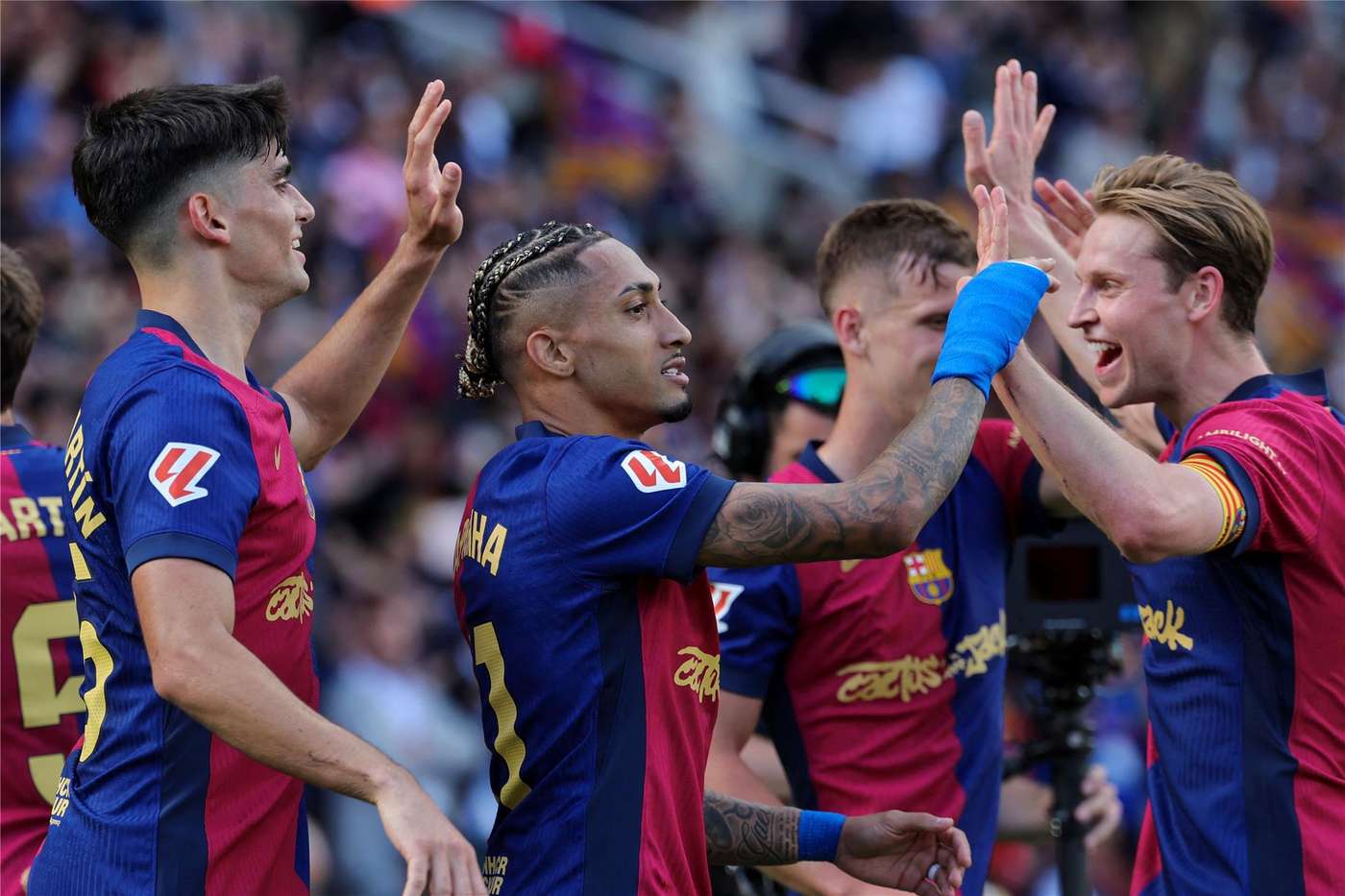 لافينيا مع لاعبي برشلونة