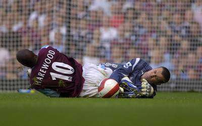 حارس نيوكاسل يونايتد شاي حيفن لحظة الاصطدام