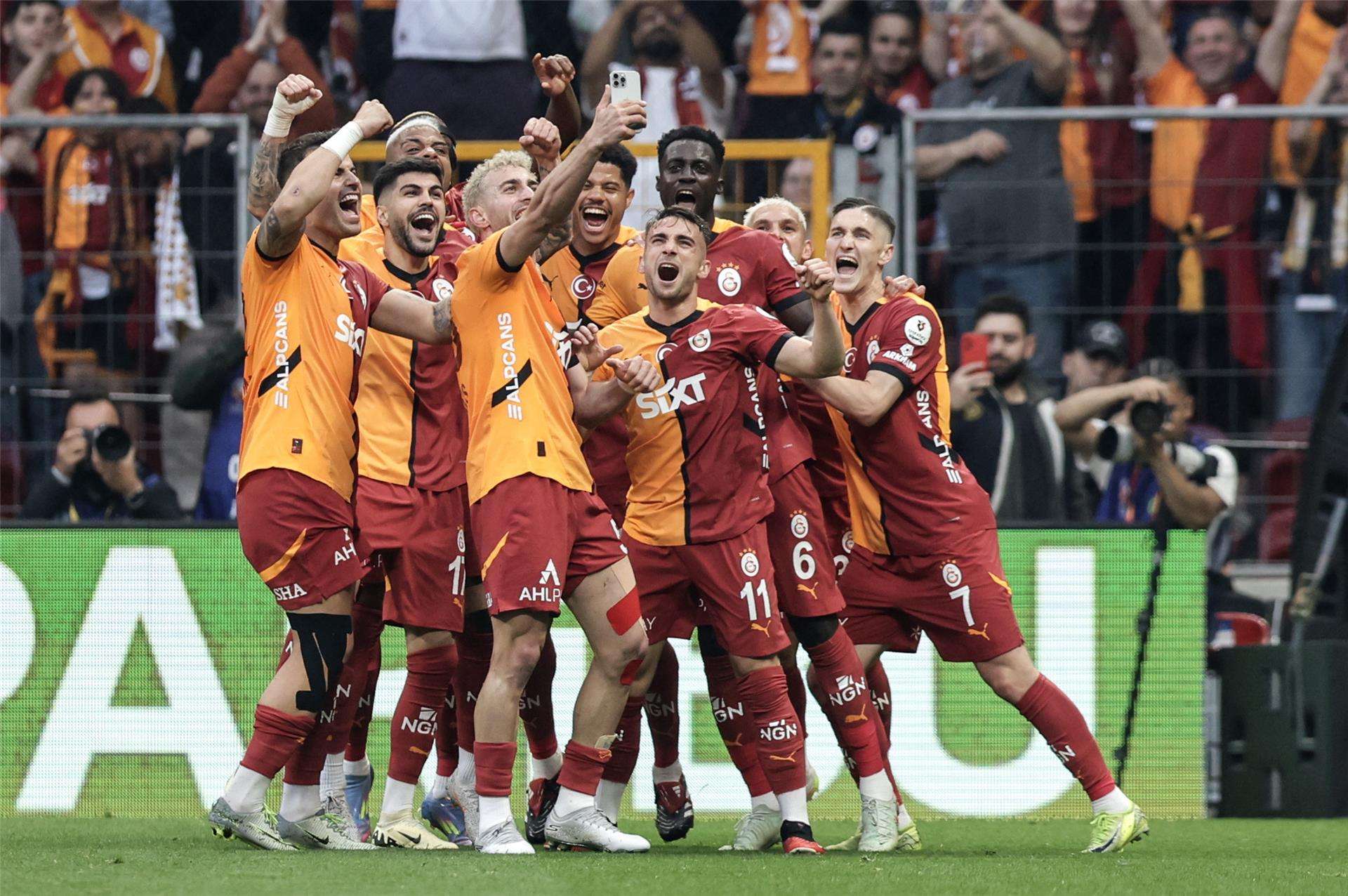 لاعبو جالطة سراي