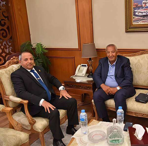 كامل أبو علي يمينًا