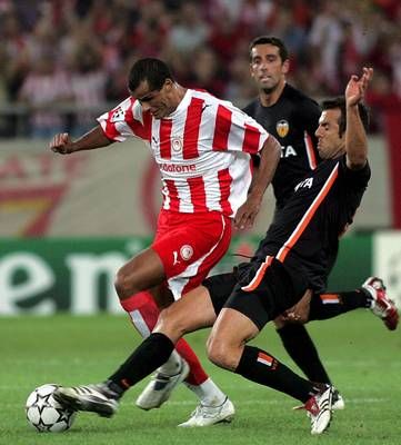 مارتشينا يحاول استخلاص الكرة من ريفالدو خلال لقاء فالنسيا وأولومبياكوس