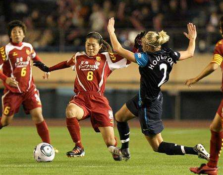 اليابانية هوماري ساوا في صراع كروي مع إحدى لاعبات أرسنال