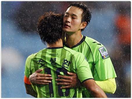 احتفال بسيط للاعبي جيونبوك بعد فوزهم في مواجهة الذهاب