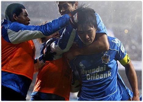 مدافع أولسان الكوري كواك تاي هوي يحتفل بالهدف الوحيد لفريقه