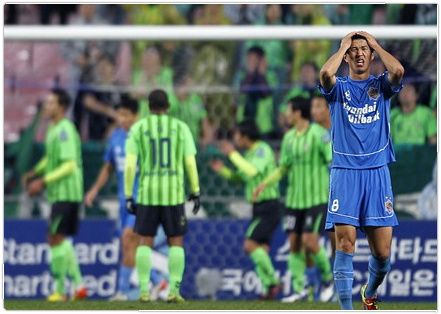 حزن أحد لاعبي أولسان مقابل إحتفال لاعبي جيونبوك